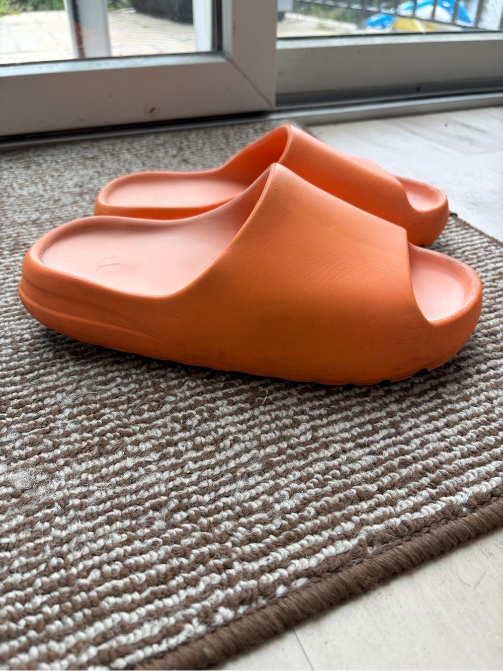 yeezy slides enflame orange wms sz US10 mens sz 8.5